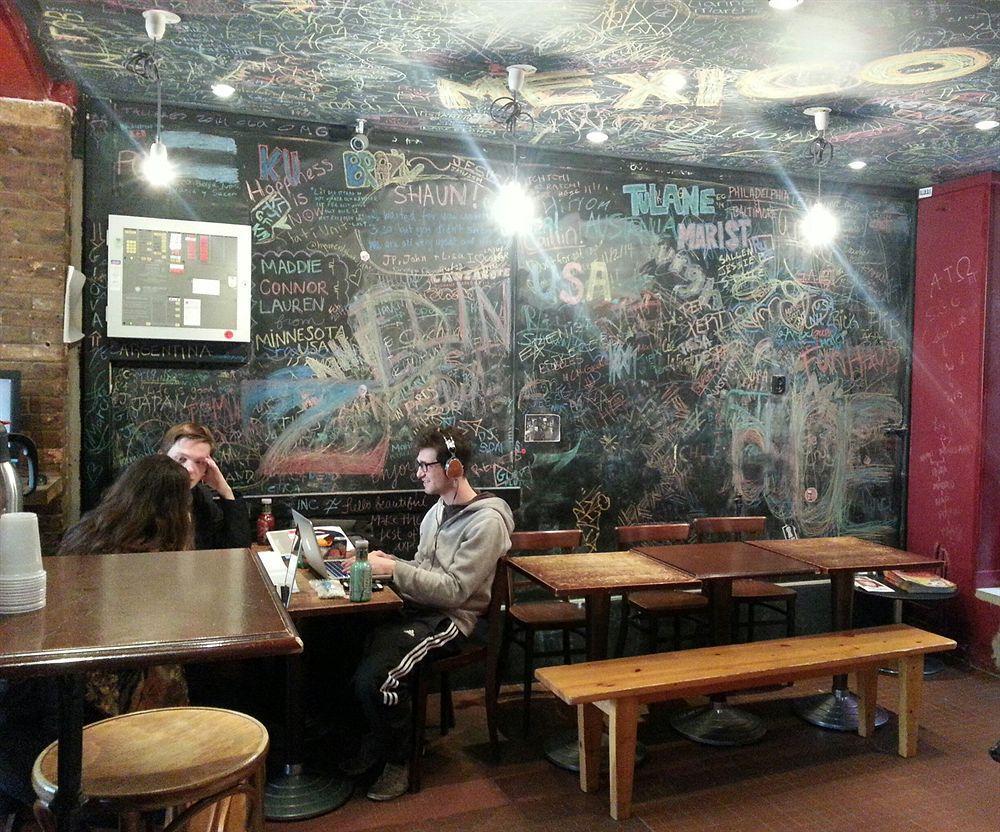 Young And Happy Latin Quarter By Hiphophostels Hostal